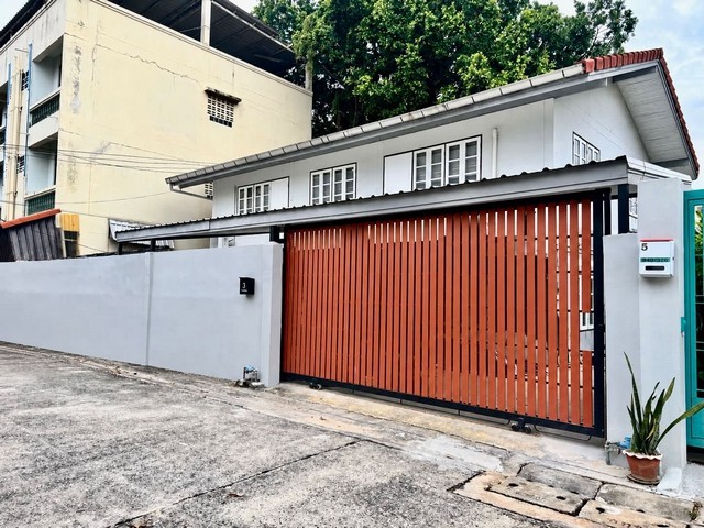 ให้เช่าบ้านเดี่ยว 2 ชั้น รีโนเวทใหม่ ซอยอุดมสุข50 ใกล้เซ็นทรัลบางนา ใกล้รถไฟฟ้า MRT ศรีอุดมสนใจติดต่อ คุณเม 084-592-8945 คุณก้อง 095-478-7456 Line id : kong.plให้เช่า 32,000 บาท/เดือนให้เช่าบ้านเดี่ยว 2 ชั้น เนื้อที่ 50 ตารางวา พื้นที่ใช้สอย 220 ตารางเมตร 3 ห้องนอน 2 ห้องน้ำ 2 ห้องอเนกประสงค์จอดรถในบ้านได้ 3 คัน รีโนเวทและปรับปรุงใหม่ เครื่องปรับอากาศ 4 เครื่อง เฟอร์นิเจอร์และเครื่องใช้ไฟฟ้าครบที่�