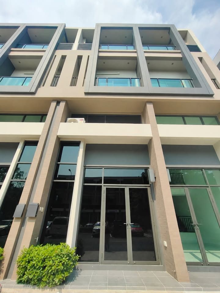 ขายโฮมออฟฟิศ 3.5ชั้น โครงการ Workplace เพชรเกษม 81-2 เขตหนองแขม กรุงเทพมหานคร ที่ตั้ง : เลขที่ 338 ถนน มาเจริญ แขวงหนองค้างพลู เขตหนองแขม กรุงเทพมหานคร 10160พิกัด : https://maps.app.goo.gl/YhzX35RTojiouzGR8ขนาดพื้นที่ : 18 ตร.วา ขนาดพื้นที่ใช้สอย : 175 ตร.ม. รายละเอียด-หน้ากว้าง 4 เมตร-ลึก 11 เมตร-2 ห้องนอน-3 ห้องน้ำ-1 พื้นที่อเนกประสงค์-ตกแต่งครบทุกชั้น พร้อมเข้าอยู่ได้ทันทีรายละเอียดการตกแต่งชั้น 1กั้นผนังบริเวณ�