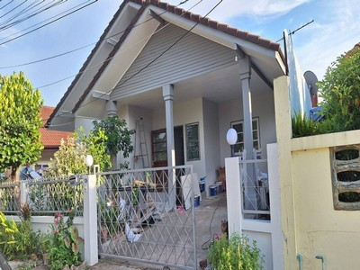 ราคาดีที่สุดในโครงการ ขายบ้านเดี่ยวชั้นเดียว หมู่บ้านเนตรณพร เชียงใหม่ ดอยสะเก็ด เนื้อที่ 62 ตร.วา พื้นที่ใช้สอย100 ตร.ม .TPI-3484.รายละเอียดขายบ้านเดี่ยวชั้นเดียวในหมู่บ้านเนตรณพร จังหวัดเชียงใหม่ ราคา 2.5 ล้านบาท บ้านสร้างเองบนเนื้อที่ 62 ตารางวา พื้นที่ใช้สอยประมาณ 100 ตารางเมตร เหมาะสำหรับผู้ที่กำลังมองหาบ้านเดี่ยวพร้อมพื้นที่รอบบ้านและฟังก์ชันการใช้งานครบสำ