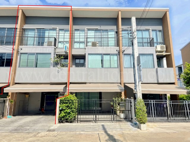 ​​​​​รหัสทรัพย์ : 6251ทาวน์โฮม 3 ชั้น บ้านกลางเมือง สุขุมวิท - อ่อนนุช 70/1 ราคาถูกที่สุดในโครงการที่ตั้ง&nbsp;:&nbsp;แขวงประเวศ เขตประเวศ กรุงเทพมหานคร 10250รายละเอียดทรัพย์- ทาวน์โฮม 3 ชั้น เนื้อที่ 18.70 ตารางวา พื้นที่ใช้สอย 142 ตารางเมตร- 3 ห้องนอน, 3 ห้องน้ำ, 1 ห้องรับแขก, 1 ห้องทำงาน, 1 ห้องครัว, 2 ที่จอดรถ- เครื่องปรับอากาศ 3 เครื่อง และเครื่องทำน้ำอุ่น- หน้าบ้านหันทางทิศตะวันออกสิ่งอ�