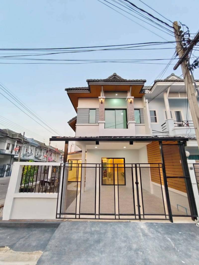 RealEstate 905-40หลังมุมถนนเมน ฟังก์ชันจัดเต็ม 5 นอน! ขายทาวน์เฮ้าส์ #หมู่บ้านดิเอมเมอรัลด์พาร์ค2ที่ตั้ง: ถ.ชัยพฤกษ์-ราชพฤกษ์ ต.บางบัวทอง อ.บางบัวทอง จ.นนทบุรีเนื้อที่ 29.5 ตร.ว.✨ บ้านหลังมุมทำเลเด่นบนถนนเมน มีสวนข้างบ้านส่วนตัว ที่จอดรถจุใจ 3-4 คัน ทำเลดีใกล้ถนนราชพฤกษ์เพียง 2 นาที แวดล้อมด้วยสิ่งอำนวยความสะดวกครบครัน! จุดเด่นชวนจอง:5 ห้องนอน 2 ห้องน้ำ 1 ห้องครัว รองรับครอบคร�