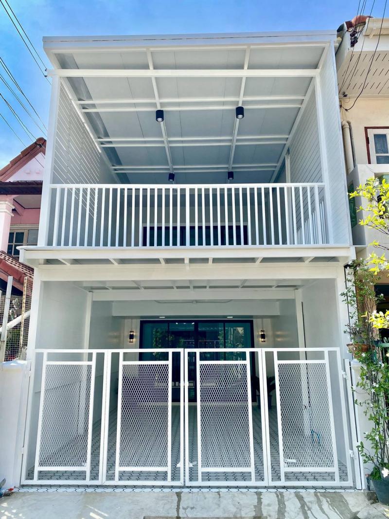 ทำเลข้าราชการ! ขายทาวน์เฮ้าส์ตกแต่งใหม่ #หมู่บ้านบัวหลวงสนามบินน้ำที่ตั้ง : ซอยโรงน้ำแข็ง (ถ.สนามบินน้ำ) ต.บางกระสอ อ.เมืองนนทบุรี จ.นนทบุรี เนื้อที่ 16 ตร.ว.  ราคาดีสุดคุ้มเพียง 2,190,000 บาท (ฟรีค่าโอน!)✨ รีโนเวทใหม่ทั้งหลัง พร้อมระเบียงรับลมหน้าบ้าน ใจกลางเมืองนนทบุรี ใกล้กระทรวงพาณิชย์และกองสลาก สภาพพร้อมอยู่ทันที! จุดเด่นที่ต้องจอง:• ทำเลใกล้แหล่งงาน: ใกล้กระทร