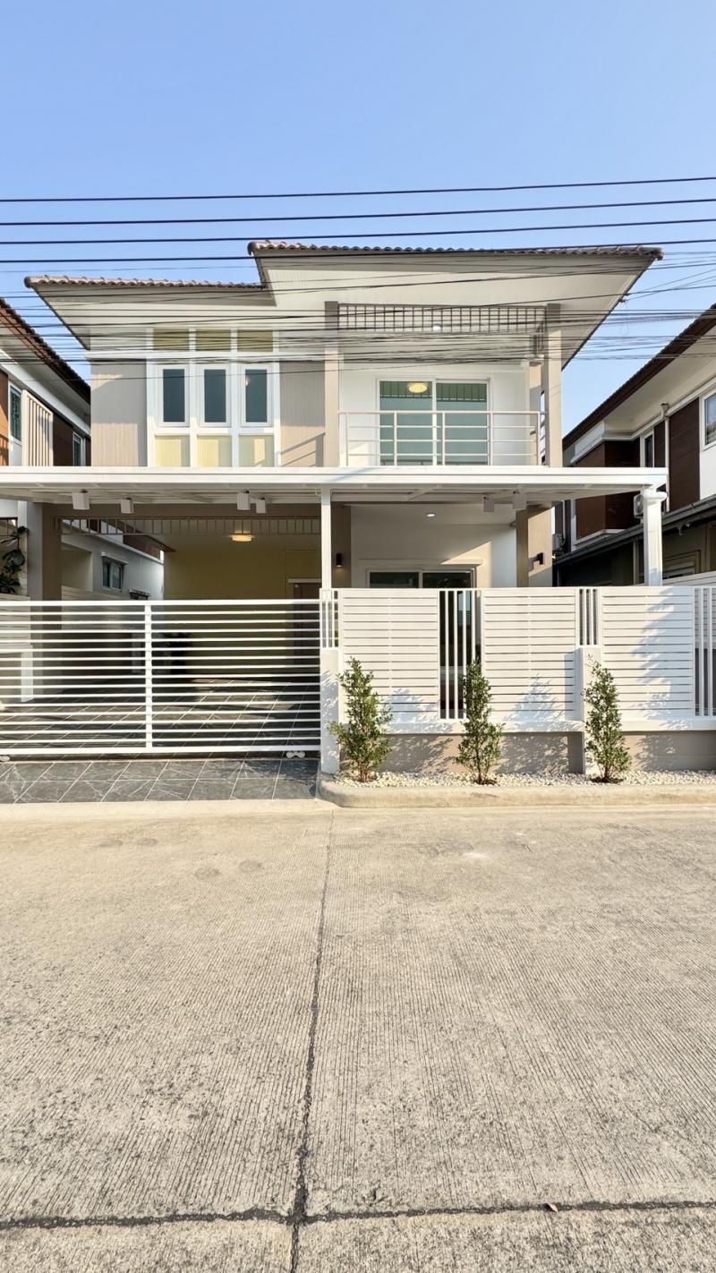 RealEstate 905-33ขายด่วน! บ้านแฝดไซส์ใหญ่ สไตล์บ้านเดี่ยว #หมู่บ้านเติมรัก5ที่ตั้ง : ซอยบ้านกล้วย ต.ไทรน้อย อ.ไทรน้อย จ.นนทบุรี• พื้นที่จัดเต็ม: เนื้อที่ 42 ตร.ว. ราคาเพียง 3,490,000 บาท (ฟรีค่าโอน!) จุดเด่นที่คุณต้องชอบ:• 3 นอน 3 น้ำ 2 ครัว 2 ที่จอดรถ• รีโนเวทพรีเมียม: ชั้นบนปูพื้น SPC อย่างดี ห้องน้ำแยกโซนเปียก-แห้ง• ของแถมสุดคุ้ม: ฟรี! เฟอร์นิเจอร์ Index ครบชุด (โซฟา, โต๊ะทานข้าว 6 ที่นั่ง, ชั้น�