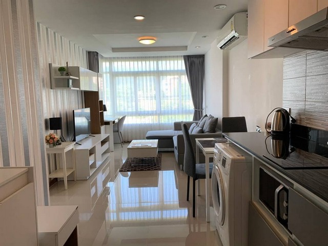 #โซนนิมมาน ให้เช่า 27,000 บาท/เดือน 46.68 ตรม. The #Unique Condo @ #Nimman2 #ห้องหัวมุม #วิวดอยสุเทพ ห้องสวย #เฟอร์นิเจอร์และเครื่องใช้ไฟฟ้าครบ #ใกล้เมญ่า ว่าง 15 ก.ย. 2569รายละเอียดห้องขนาด 46.68 ตร.ม.ชั้น 31 ห้องนอน1 ห้องน้ำ (ห้องน้ำมี อ่างอาบน้ำ + ฝักบัวแยกส่วน)1 ห้องนั่งเล่นมีระเบียงเฟอร์นิเจอร์และเครื่องใช้ไฟฟ้าครบแอร์ 2 เครื่องทีวี 2 เครื่องตู้เย็น 1 เครื่องเครื่องซักผ้า 1 เครื่องไมโครเวฟ 1 เครื่�
