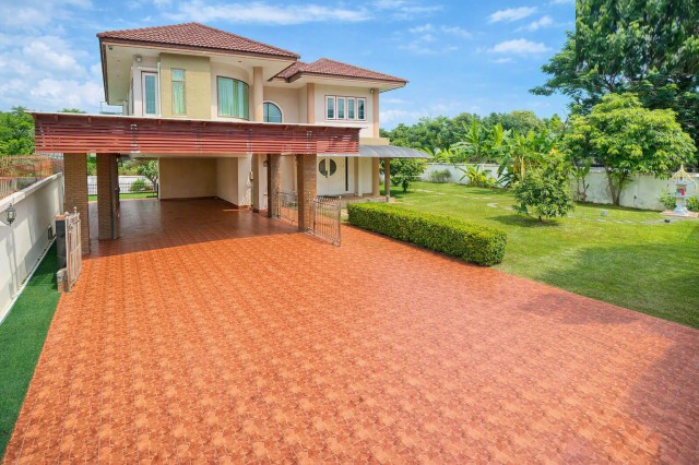 กรุงเทพกรีฑา 4-10 บ้านเดี่ยว 2 ชั้น 4-5นอน 3น้ำ บ้านพร้อมอยู่ ห้องครัวในบ้านและครัวไทย รพ.ศิริน 550 ม. 84,999 บาท-เดือน 200ตร.ว.พร้อมเฟอร์ฯ เครื่องใช้ไฟฟ้า และสวนขนาดย่อม ทำเลเดินทางสะดวก ใกล้ม.นานาชาติสแตมฟอร์ด 700 ม.สนามฟุตซอล ศูนย์การค้า  MRT หัวหมาก เชื่อมต่อทางพิเศษศรีรัช และเดินทางเข้าสู่ใจกลางกรุงเทพฯ ได้สะดวก Krungthep Kreetha4-10 Ready-to-move-in 2-story detached house 84,999Baht-month. 4-5bed 3bath 200sq.wa. Includes indoor and Thai-style kitchens full furnishings applian