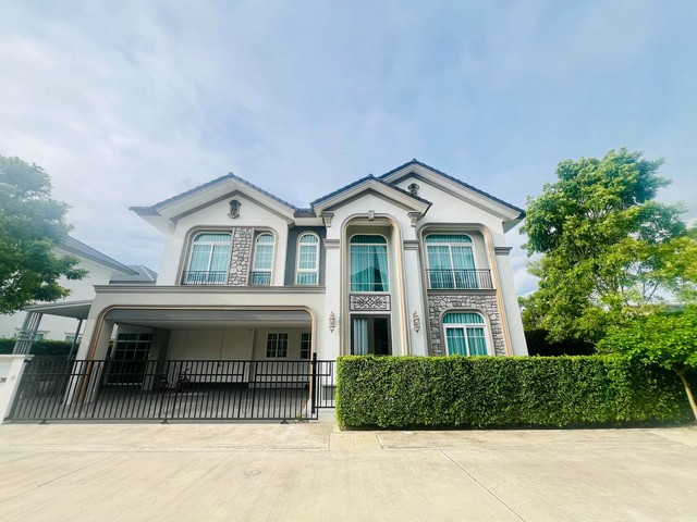 ให้เช่า - ขายบ้านเดี่ยวหรูหลังมุม 4 ห้องนอน Grandio บางนา กม.5 Private Zone ใกล้เมกะบางนา ตกแต่งครบ พร้อมเข้าอยู่ *** ราคาเช่า 150,000 บาท / เดือน  *** ราคาขาย 17.99 ล้านบาท  ติดต่อ:: ชยา โทร/ID Line:: 0942823961   Link Line:: https://line.me/ti/p/3xFA1An8Kcรหัส# T26-1322 บ้านเดี่ยวหรูหลังมุม Grandio บางนา กม.5 Private Zone ใกล้เมกะบางนา ๐ ที่ดิน 74 ตร.วา ๐ พื้นที่ใช้สอย 258 ตร.ม.๐ 4 ห้องนอน ๐ 5 ห้องน้ำ๐ 1 ห้องแม่บ้าน / ห้องรับแขก + ห้องอเนกประสงค์๐ 3 ที่จอดรถ ๐ บ้านหลั
