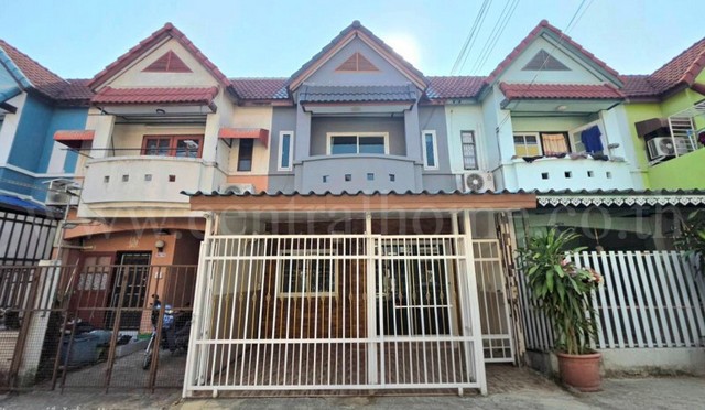 รหัสทรัพย์ 6768ทาวน์โฮม หมู่บ้าน สวีท โฮมปาร์ค บางบัวทอง รีโนเวทใหม่ พร้อมเทอเรสและครัวไทยที่ตั้ง :&nbsp;ตำบลบางบัวทอง อำเภอบางบัวทอง จังหวัดนนทบุรี 11110รายละเอียดทรัพย์- ทาวน์โฮม&nbsp;2 ชั้น เนื้อที่ 16.20 ตารางวา พื้นที่ใช้สอยประมาณ 97 ตารางเมตร-&nbsp;3 ห้องนอน, 1 ห้องน้ำ, 1 ห้องนั่งเล่น, 1 ห้องครัว, 1 ที่จอดรถ&nbsp;- ต่อเติมหลังคาโรงจอดรถ พร้อมเทอเรส- ต่อเติมห้องครัวหลังบ้านเป็นครัวไ�