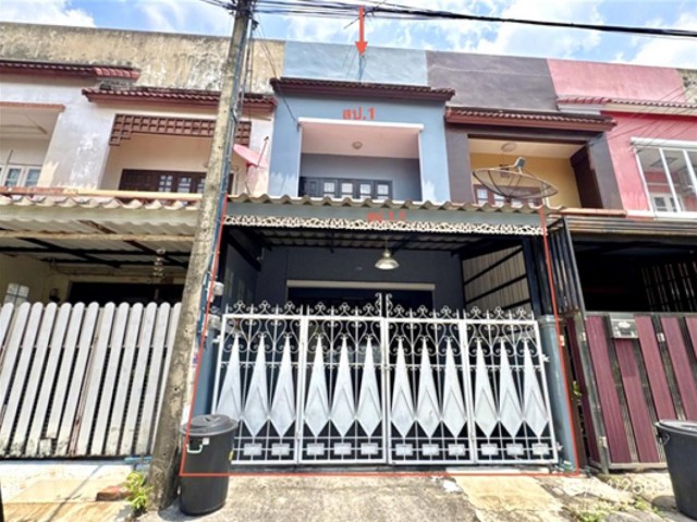 ขายทาวน์เฮ้าส์ปทุมธานี โครงการ บ้านชมฟ้า วรางกูล  อำเภอธัญบุรี  ซอย 6/1 ถนน เลียบคลองรังสิตประยูรศักดิ์ ตำบล ประชาธิปัตย์ อำเภอ ธัญบุรี จังหวัด ปทุมธานี  ราคา  1,550,000   บาท  ( ราคาต่อรองได้ )  รายละเอียดทรัพย์ -  เนื้อที่ 18.00 ตร.ว.  พื้นที่ใช้สอย 124.00 ตร.ม. -  2 ห้องนอน 2 ห้องน้ำ   -  1 ที่จอดรถ  -  บ้านหันไปทางทิศตะวันตก  พิกัดทรัพย์ : https://maps.app.goo.gl/nncyScnMkBvaNdQE9  สถานที่ใกล้เคียง   - ตลาด ดีดี มาร์เช่ - โร