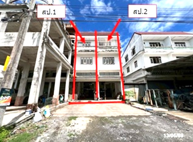 ขายอาคารพาณิชย์ปทุมธานี 3 ชั้น มีชั้นลอย 2 คูหา (ภายในเปิดทะลุถึงกันทุกชั้น)    ถนน เลียบคลอง 10 ฝั่งตะวันตก ตำบล บึงสนั่น อำเภอ ธัญบุรี จังหวัด ปทุมธานี  ราคา  4,400,000  บาท  ( ราคาต่อรองได้ )  รายละเอียดทรัพย์ -  เนื้อที่ 61.00 ตร.ว.  พื้นที่ใช้สอย 400.00 ตร.ม. -  6 ห้องนอน 6 ห้องน้ำ   -  2 ที่จอดรถ  -  บ้านหันไปทางทิศ ตะวันออก  พิกัดทรัพย์ :  https://maps.app.goo.gl/r38ie4whraKq5HR1A  สถานที่ใกล้เคียง   - ดูโฮม รังสิต - โลตัส รั�