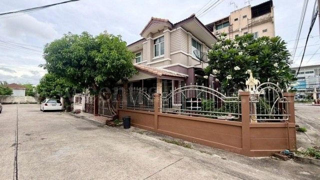 รหัสทรัพย์ : N1262ทาวน์เฮ้าส์ ภัทรินทร์ 1 คู้บอน หลังมุม รีโนเวทใหม่ พร้อมอยู่ที่ตั้ง : ถนนคู้บอน แขวงบางชัน เขตคลองสามวา กรุงเทพมหานคร 10510รายละเอียดทรัพย์&nbsp;- ทาวน์เฮ้าส์ 2 ชั้น หลังมุม ขนาดพื้นที่ 45 ตารางวา พื้นที่ใช้สอย 150 ตารางเมตร- 3 ห้องนอน, 2 ห้องน้ำ, 1 ห้องครัว, 1 ห้องรับแขก, 1 ที่จอดรถ- แอร์ 4 เครื่อง,เครื่องทำน้ำอุ่น 1 เครื่อง, ปั๊มน้ำ+แทงค์น้ำ 1 ชุด-&nbsp;โซฟา,ทีวี,โต๊ะกินข้า