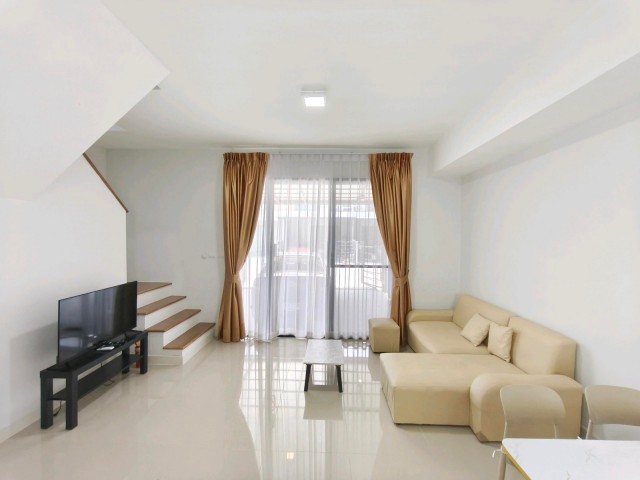 svs378 ให้เช่า ทาวน์เฮ้าส์ 23 ชั้น พลีโน่ สุขุมวิท - บางนา 2  Pleno Sukhumvit-Bangna 2ที่ตั้ง : พลีโน่ สุขุมวิท-บางนา 2 ทางคู่ขนาน ถนนบางนา-ตราด ตำบล บางแก้ว อำเภอบางพลี สมุทรปราการ 10540รายละเอียดเนื้อที่  17.5 ตารางวา พื้นที่ใช้สอย 106 ตารางเมตร 3 ห้องนอน  2 ห้องน้ำ  2  ชั้นจอดรถได้ 2 คัน ( หน้าบ้านกว้าง 5.5 เมตร ต่อเติมหลังคาที่จอดรถ )- แอร์ 4 เครื่อง ,เฟอร์นิเจอร์ 3 ห้องนอนครบ ,มุ้งลวดหนา pet screen ทั้งหลัง , เค�