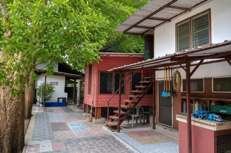 ขายที่ดิน 196.8 ตร.ว. (แปลงD) แถมสิ่งปลูกสร้าง 3 หลัง คานหาม ใกล้โรจนะ ราคา 2.65 ล้านบาท...รายละเอียดประกาศขายที่ดินแปลง D เนื้อที่ 196.8 ตารางวาแถมสิ่งปลูกสร้างเดิมจำนวน 3 หลังตั้งอยู่ในตำบลคานหาม อำเภออุทัย จังหวัดพระนครศรีอยุธยา ใกล้สวนอุตสาหกรรมโรจนะและแหล่งงานจำนวนมาก ราคาขาย 2,650,000 บาทเฉลี่ยประมาณ 13,465 บาทต่อตารางวาราคานี้รวมที่ดินและแถมสิ่งปลูกสร้างเดิมตามสภาพ... ร�