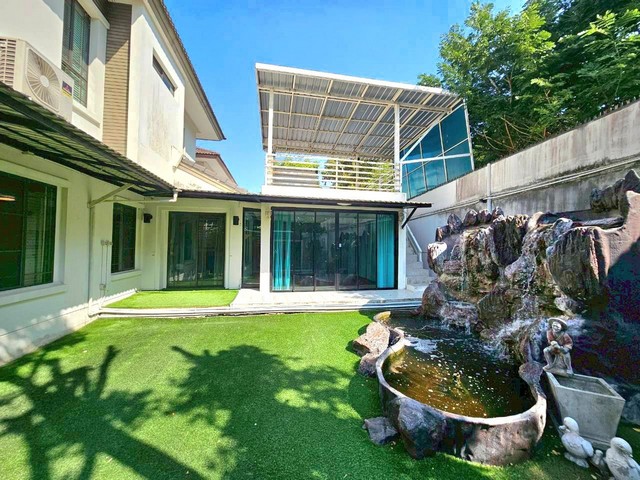 by Land and House หลังแปลงมุม  #บ้านเช่าหรู อยู่โซนทะเลสาบ (Charming Zone)บ้านเดี่ยว2ชั้น พื้นที่ 87ตารางวาพื้นที่ใช้สอย 350ตารางเมตรหน้าบ้านหันทางทิศใต้ รับลม• 6ห้องนอน   •3ห้องน้ำ• 1 ห้องฟิตเนส • 1 บ้านน็อคดาวน์•  2 ห้องครัว•แอร์7เครื่อง•เฟอร์นิเจอร์ ครบ  •จอดรถหน้าบ้าน ได้ 2 คันประตูบ้านปิดเปิดด้วยรีโมต ระบบสัณญานกันขโมย+สังคมดีส่วนกลางอลังการสิ่งอำนวยความสะดวก: คลับเฮาส์วิวทะเล�