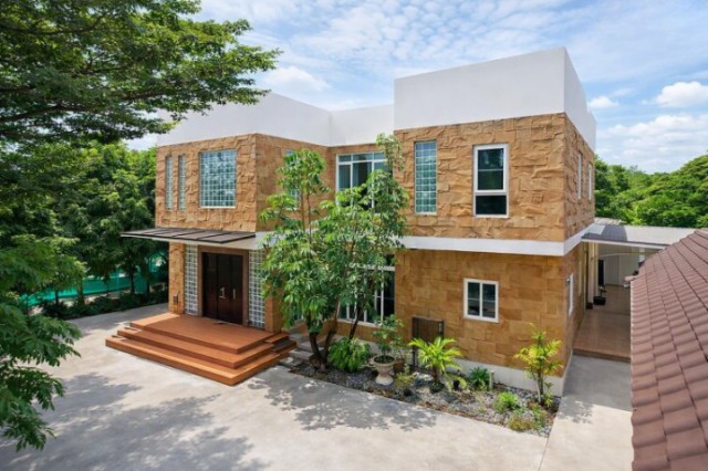 เดอะคริสตัล เอกมัย-รามอินทรา แยกสุคนธสวัสดิ์ 3 700 ม.นาคนิวาส 44-50 บ้านเดี่ยว 3นอน 49,999 บาท/เดือน3 น้ำ ที่ดิน 2 งาน 600 ตร.ม.ใกล้รร.สตรีวิทยา 2 900 ม.บ้านกว้างขวาง ร่มรื่น มีสวนและต้นไม้ พร้อมที่จอดรถกว้างขวาง บรรยากาศเงียบสงบ เป็นส่วนตัว พร้อมเฟอร์ฯ เครื่องใช้ไฟฟ้าครบ เดินทางสะดวก ทำเลติดถนนประดิษฐ์มนูธรรม รถไฟฟ้า และทางด่วน The Crystal Ekkamai-Ramindra Located 700m. from Sukhonthasawat 3 Intersection in the Nak Niwat 44-50 area this spacious detached hous