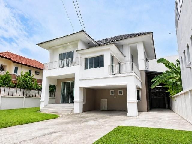 ให้เช่าบ้านเดี่ยว 2.5 ชั้น หลังใหญ่ รีโนเวทใหม่ 122 ตรว. 4 ห้องนอน โครงการ ลลิล อินเดอะพาร์ค วัชรพล–พหลโยธิน ซอยวัชรพล3ติดต่อ:: ชยา โทร/ID Line:: 0942823961Link Line:: https://line.me/ti/p/3xFA1An8Kcรหัส # T26-1300บ้านเดี่ยว 2.5 ชั้น หลังใหญ่ รีโนเวทใหม่ โครงการ ลลิล อินเดอะพาร์ค วัชรพล–พหลโยธิน LALIN IN THE PARK WATCHARAPOL–PHAHON YOTHIN๐ ที่ดินขนาดใหญ่ 122 ตร.ว.๐ 4 ห้องนอน 3 ห้องน้ำ๐ ห้องแม่บ้านแยก พร้อมห้องน้ำในตัว๐ สนามหญ้าและพื้นที่รอบบ้าน