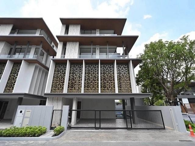 ขายบ้านเดี่ยวหรู 3.5 ชั้น 423 ตรม. อาร์เทล อโศก-พระราม 9 Artale Asoke - Rama 9 ขายด่วน บ้านตัวอย่างจากโครงการติดต่อ:: ชยา โทร/ID Line:: 0942823961Link Line:: https://line.me/ti/p/3xFA1An8Kcรหัส# T26-1289บ้านเดี่ยว Luxury Pool Villa 3.5 ชั้น ARTALE อโศก-พระราม 9 บ้านตัวอย่างจากโครงการo ที่ดิน 57.5 ตร.ว.o พื้นที่ใช้สอย 423 ตรมo 4 ห้องนอนo 6 ห้องน้ำo 3 ที่จอดรถo มีลิฟต์ และสระว่ายน้ำส่วนตัวo เพดานห้องนั่งเล่น สูง 6.7 เมตร โปร่งสบายo ถนนหน้าบ้านกว้าง 25 เมตรใกล้เคีย�