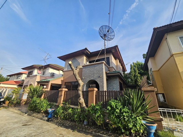 ขายบ้านเดี่ยว 2 ชั้น 50 ตรว. โครงการ วินด์มิลล์วิลล่า 2 บางนา กม.10 (Windmill Villa 2) ใกล้สนามกอล์ฟซัมมิทวินด์มิลล์ *** ราคาพิเศษ 4.8 ล้านบาทติดต่อ::  ชยา โทร/ID Line:: 0942823961   Link Line:: https://line.me/ti/p/3xFA1An8Kcรหัส # T26-1247บ้านเดี่ยว 2 ชั้น โครงการ วินด์มิลล์วิลล่า 2 บางนา กม.8 (Windmill Villa 2) ใกล้สนามกอล์ฟซัมมิทวินด์มิลล์ ๐ ขนาด 50.8 ต.ร.ว. ๐ 3 ห้องนอน 4 ห้องน้ำ๐ 2 ที่จอดรถ ๐ แอร์ 4 เครื่อง / เครื่องทำน้ำน้ำอุ่น 1 เครื่อง/ เตาบิ้วอิน 1 หลั�