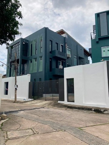 Luxury House แจ้งวัฒนะ 14ราคาพิเศษ 57 ล้านบาท รวมค่าโอนขายต่ำกว่าราคาประเมินธนาคาร ราคาต่อรองได้บ้าน Luxury พร้อมอาคารถึง 3 หลังในพื้นที่เดียวเหมาะทั้งอยู่อาศัย ทำ Home Office หรือสำนักงานบริษัททำเล : แจ้งวัฒนะ 14 เขตบางเขน* ใกล้สถานีรถไฟฟ้า* ใกล้ทางด่วน* ใกล้ศูนย์ราชการ* รายล้อมด้วยร้านค้า ร้านอาหาร และสิ่งอำนวยความสะดวก* เดินทางเข้า-ออกสะดวกรายละเอียดทรัพย์* อาคารทั้งหมด 3 หลั�