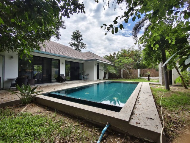 โซนน้ำแพร่ #หางดง ขาย 6.85 ล้าน 196 ตรว. Pool Villa หรู บ้านสวย บรรยากาศเงียบสงบ สวนกว้าง พร้อมสระว่ายน้ำและพื้นที่ใช้สอยขนาดใหญ่ เหมาะสำหรับอยู่อาศัยเอง บ้านพักตากอากาศ หรือการลงทุนด้านอสังหาริมทรัพย์รายละเอียดบ้านที่ดินขนาดใหญ่ประมาณ 196 ตร.ว.พื้นที่ใช้สอยภายในประมาณ 259.4 ตร.ม. (ไม่รวมโรงจอดรถและสระว่ายน้ำ)3 ห้องนอนขนาดกว้าง3 ห้องน้ำห้องนั่งเล่นขนาดใหญ่ พร้อมประตูบาน
