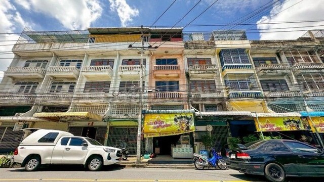 รหัสทรัพย์ : N1685อาคารพาณิชย์ 4.5 ชั้น ซ.กาญจนา 5 หมู่บ้านสุขสันต์ ถูกสุดในย่านบางแคที่ตั้ง :&nbsp;ถนนกาญจนาภิเษก แขวงบางด้วน เขตภาษีเจริญ กรุงเทพมหานคร&nbsp;10230รายละเอียดทรัพย์- อาคารพาณิชย์ 4.5 ชั้น ชั้นลอยต่อเติมเต็มพื้นที่และดาดฟ้ากั้นห้องมีหลังคา- ขนาดพื้นที่ 16 ตารางวา พื้นที่ใช้สอย 250 ตารางเมตร (ค่าประมาณการ)- 3 ห้องนอน, 3 ห้องน้ำ, 4 ห้องโถง&nbsp;- ธุรกิจหน้าร้าน, โกดังสต็อกสิ�