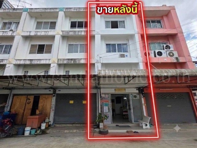 รหัสทรัพย์&nbsp;7523ตึกแถว 3.5 ชั้น รีโนเวท ต่อเติมพื้นที่ใช้สอย พร้อมอยู่ที่ตั้ง :&nbsp;ตำบลอ้อมน้อย อำเภอกระทุ่มแบน จังหวัดสมุทรสาคร 74130รายละเอียดทรัพย์-&nbsp;อาคารพาณิชย์ 3.5 ชั้น&nbsp;ขนาดเนื้อที่ดินรวม&nbsp;17 ตารางวา&nbsp;พื้นที่ใช้สอยประมาณ 200 ตารางเมตร-&nbsp;หน้ากว้าง 4 เมตร ลึก 17.5&nbsp;เมตร ต่อเติมครัวทุกชั้น- 3&nbsp;ห้องนอน, 2 ห้องน้ำ-&nbsp;แหล่งชุมชน ค้าขายดี เหมาะทำออฟฟิศ โกดัง หรืออยู่อาศัยท�