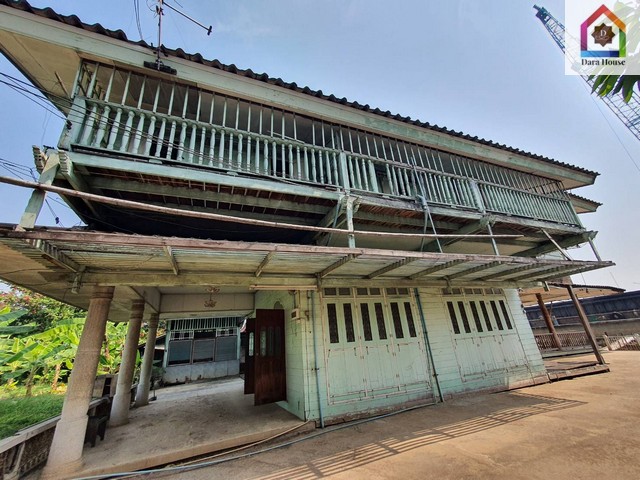 ขายที่ดินพร้อมบ้านติดแม่น้ำเจ้าพระยา ซอยจรัญสนิทวงศ์ 74/1 ใกล้รถไฟฟ้าสถานีบางพลัดขายที่ดินติดริมน้ำพร้อมบ้านเก่า ติดแม่น้ำเจ้าพระยา เดินทางสะดวก บรรยากาศดี เหมาะกับทำร้านอาหาร, บูติคคาเฟ่, โฮสเทล ฯลฯพื้นที่จริงเนื้อที่ 370 ตร.ว พื้นที่ในโฉนด 283 ตร.วพื้นที่ใช้สอย 350 ตร.มหน้ากว้างริมน้ำ 40 เมตรที่ตั้ง: ซอยจรัญสนิทวงศ์ 74/1 ตำบลบางอ้อ อำเภอบางพลัด จังหวัดกรุงเทพมหา