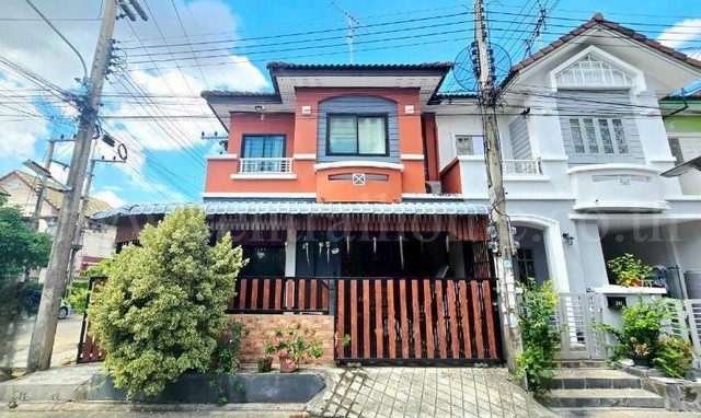 รหัสทรัพย์ : N1249ทาวน์โฮม บ้านวรางกูล รังสิต - คลองสาม (หลังมุม) พร้อมอยู่ ราคาถูกที่สุดในโครงการที่ตั้ง :&nbsp;ถนนรังสิต-นครนายก ตำบลลาดสวาย อำเภอลำลูกกา จังหวัดปทุมธานี 12150รายละเอียดทรัพย์&nbsp;- ทาวน์โฮม 2 ชั้น เนื้อที่ 24.4 ตารางวา พื้นที่ใช้สอย 150 ตารางเมตร&nbsp;- 3&nbsp;ห้องนอน, 3&nbsp;ห้องน้ำ, 1 ห้องนั่งเล่น, 2 ห้องครัว, 1 ที่จอดรถ-&nbsp;ต่อเติมหลังคาหน้าบ้าน และต่อเติมห้องครัว พร้อมเคาน์เ�