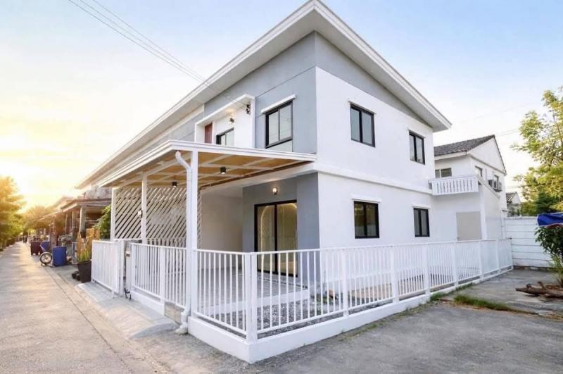 ????RealEstate 905-46 รีโนเวทใหม่เอี่ยมทั้งหลัง ดีไซน์โปร่งสบาย ได้พื้นที่ส่วนตัวหลังมุมเนื้อที่กว้าง 24 ตร.ว. แหล่งชุมชนเดินทางสะดวกเชื่อมต่อคลองหลวง-รังสิต พร้อมให้คุณแพ็คกระเป๋าเข้าอยู่ได้ทันที!ที่ราคาถูกสุดคุ้มเพียง 2,190,000 บาท (ฟรีค่าโอน!)เนื้อที่ดิน: 24 ตารางวาจุดเด่นที่น่าสนใจ: ตำแหน่งหลังมุม (Corner Unit): เนื้อที่เยอะถึง 24 ตร.ว. 3 นอน 2 น้ำ 1 ครัว 1 จอดรถ ลมดีมาก มีพื้นที่ด้านข้า�