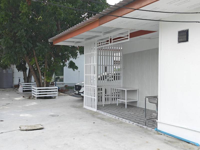 ขายด่วน หรือ ปล่อยเช่า! บ้านพร้อมที่ดินผืนใหญ่ 385 ตร.ว.ที่ตั้ง : ตำบลระแหง อำเภอลาดหลุมแก้ว จังหวัดปทุมธานี https://goo.gl/maps/vqeGVXDPALJK5s1m8?g_st=alขนาดพื้นที่ :  385 ตารางวา* ราคาขายยกแปลง: 6,000,000 บาท (ราคาเปิด สามารถต่อรองได้ครับ)* ราคาเช่า (แยกหลัง):* บ้านหลังเล็ก (มี 2 หลัง):* แบบพร้อมเข้าอยู่ (มีแอร์ + เฟอร์นิเจอร์ + ครัวด้านหลัง + ที่จอดรถ): 7,000 บาท / เดือนแบบบ้านเปล่า (ไม่มีเฟอร์นิเจอร์): 5,500 บาท / เดือนบ