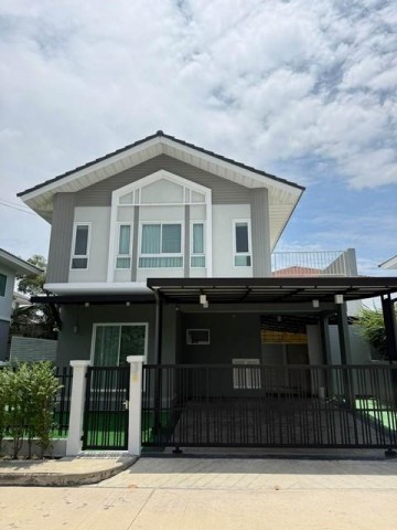 ขายบ้านเดี่ยว 2 ชั้น 50 ตรว. โครงการ Perfect place สุขุมวิท 77 เฟส 8 ติดโรบินสันลาดกระบัง เดินทางสะดวก พร้อมเข้าอยู่ติดต่อ:: ชยา โทร/ID Line:: 0942823961Link Line:: https://line.me/ti/p/3xFA1An8Kcรหัส# T26-1282บ้านเดี่ยว 2 ชั้น โครงการ Perfect place สุขุมวิท 77 เฟส 8 ติดโรบินสันลาดกระบังอยู่สบาย ไม่ต้องต่อเติม ใกล้เมือง เดินทางสะดวก พร้อมเข้าอยู่o ขนาด 50 ตรว.o พื้นที่ใช้สอย 120 ตรม.o 3 ห้องนอน 2 ห้องน้ำo 2 ที่จอดรถo มีพื้นที่รอบบ้านเหลือสามา