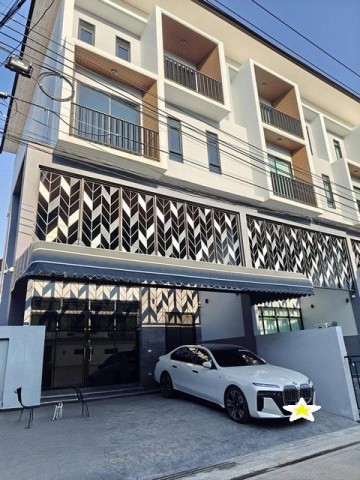 ให้เช่าโฮมออฟฟิศ 3 ชั้นครึ่ง หลังมุม 300 ตรม. 4 ห้องนอน โครงการ Diamond Ville ลาดพร้าว–วังหิน ซอย 4 ใกล้เลียบด่วนติดต่อ:: ชยา โทร/ID Line:: 0942823961Link Line:: https://line.me/ti/p/3xFA1An8Kcรหัส# T26-484Luxury Home Office 3 ชั้นครึ่ง หลังมุม โครงการ Diamond Ville ลาดพร้าว–วังหิน๐ ที่ดิน 37 ตรว. พื้นที่ 300 ตรม.๐ 4 ห้องนอน (25–30 ตร.ม./ห้อง) มีห้องผู้สูงอายุชั้นล่าง๐ 4 ห้องน้ำใหญ่ (แยกแต่ละห้อง)๐ Master Bedroom 60 ตรม. พร้อม Walk-in Closet (เต็มพื้นที่ชั้นบน)๐ ห้องรับแขก Double Volum