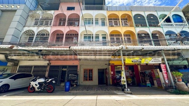 รหัสทรัพย์ : N1300อาคารพาณิชย์ 4 ชั้น รีโนเวทสวยพร้อมอยู่ แยกลำสาลี รามคำแหง 58 - บางกะปิ ราคาดีมากที่ตั้ง :&nbsp;ถนนรามคำแหง แขวงหัวหมาก เขตบางกะปิ กรุงเทพมหานคร&nbsp;10240&nbsp;รายละเอียดทรัพย์- อาคารพาณิชย์ 4 ชั้น (นับตามพื้นที่ใช้สอย ดั้งเดิมเป็น 3.5 ชั้น มีการต่อเติมดาดฟ้าเพิ่มขึ้น)- ขนาดพื้นที่ 15 ตร.วา พื้นที่ใช้สอย 210 ตร.ม.- 4 ห้องนอน, 3 ห้องน้ำ, 1 ห้องนั่งเล่น, 1 ห้องครัวไทย, 1 ครัวฝรั่�