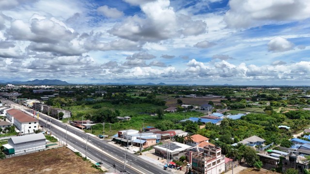 ขายที่ดิน 316 ตร.ว. ติดถนน 2 ด้าน วังขนาย ท่าม่วง กาญจนบุรีขายที่ดินทำเลดี ตำบลวังขนาย อำเภอท่าม่วง จังหวัดกาญจนบุรีเนื้อที่ 316 ตารางวา แปลงสวย ติดถนนสาธารณะ 2 ด้าน เข้า–ออกสะดวก เหมาะสำหรับสร้างบ้านพักอาศัย ซื้อเก็บลงทุน หรือพัฒนาในอนาคตรายละเอียดที่ดินเนื้อที่ 316 ตารางวาที่ดินติดถนนสาธารณะ 2 ด้านถนนด้านหนึ่งกว้างประมาณ 7 เมตรอีกด้านกว้างประมาณ 6 เมตรเข้า–ออ�