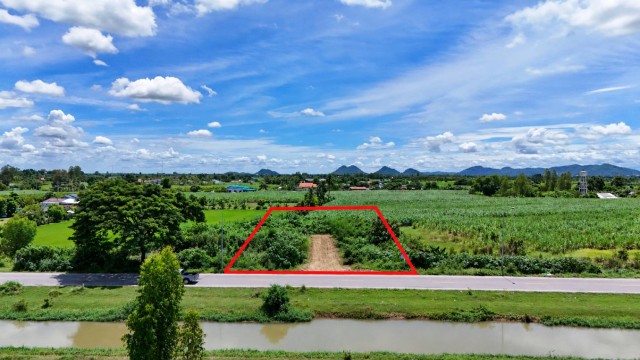ขายที่ดินถมแล้ว 1 ไร่ 12 ตร.ว. ติดคลองชลประทาน ท่าตะคร้อ ท่าม่วง กาญจนบุรีขายที่ดินสวย ถมแล้วระดับเท่าถนน ทำเลดี บรรยากาศสงบ วิวสวย ติดคลองส่งน้ำชลประทาน เหมาะสำหรับสร้างบ้านอยู่อาศัย บ้านพักตากอากาศ ร้านอาหาร คาเฟ่ หรือพัฒนาเป็นรีสอร์ตที่ตั้ง: ตำบลท่าตะคร้อ อำเภอท่าม่วง จังหวัดกาญจนบุรีรายละเอียดเนื้อที่ 1 ไร่ 12 ตารางวาที่ดินถมแล้ว ระดับเท่าถนนติดคลองส�