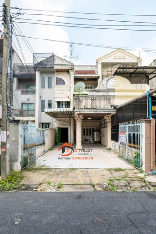 ขาย ทาวน์โฮม 3 ชั้น หลังใหญ่ เนื้อที่เยอะ 31.6 ตร.ว. ทำเลทองลาดพร้าว 122 (ซอยมหาดไทย) เชื่อมรามคำแหง ใกล้ MRT สถานีมหาดไทยโครงสร้างตึกดีมาก สภาพภายในบ้านยังดี ขายตามสภาพปัจจุบัน .ชั้น 1 : 2 โซนอเนกประสงค์ 1 ห้องครัว 1 ห้องน้ำ ชั้น 2 : 2 ห้องนอน (มีระเบียง) 1 ห้องน้ำชั้น 3 : 2 ห้องนอน (มีระเบียง) 1 ห้องน้ำ.จุดเด่นทำเลของบ้านหลังนี้ มีทางลัดทะลุได้ 2 ฝั่งเมือง ตัวบ้านตั้งอยู่ในซอยลาดพร