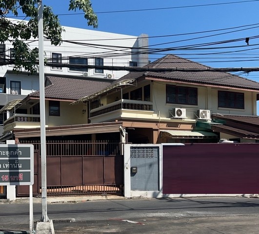 บ้านเดี่ยว 2 ชั้น 5 ห้องนอน 5 ห้องน้ำ จอดรถได้ 3 คัน  ซอย 20 มิถุนา ย่านสุทธิสาร(RH02386)บ้านเดี่่ยว ซอย 20 มิถุนา ย่านสุทธิสารที่ตั้ง  แขวงสามเสนนอก เขตห้วยขวาง กรุงเทพมหานคร 10320บ้านเดี่ยว 2 ชั้น 60 ตารางวา  5 ห้องนอน   5 ห้องน้ำ1 ห้องเตรียมอาหาร 1 ห้องครัว  แอร์ 7  ตัว จอดรถได้ 3 คันราคาเช่า 65,000/ เดือน Detached House, Soi 20 Mithuna (Sutthisan Area)Location: Samsen Nok Subdistrict, Huai Khwang District, Bangkok 103202-story detached house, 60 square wah5 bedrooms, 5 bathrooms1 pantry, 1 kitchen, 7 air conditionersParking for 3 carsRental
