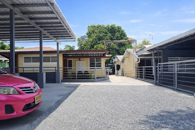 บ้านเดี่ยวชั้นเดียวหลังมุม 2นอน 100 ตร.ม. 7,499-8,499B-M ถูกกว่าคอนโด ทำเลกรุงเทพกรีฑา 1-9 สนามกอล์ฟยูนิโก้แกรนด์ 2.2 กม.  2น้ำ ใกล้ตลาดมาร์เก็ตทูเดย์ หัวหมาก 400ม. เดินทางสะดวก พื้นที่ใช้สอยลงตัว เหมาะอยู่อาศัย ขนาดที่ดินและพื้นที่ใช้สอยระบุชัดเจนSingle-storey corner 100sqm. house for rent 2beds 2baths Cheaper than a condo. on Krungthep Kreetha Soi1-9 Unico Grand Golf Course 2.2km. 7,499-8,499B-M Located 400 meters from Market Today HuaMak. convenient access practical layout with clearly specified land and usable area sizes suitable for peaceful livingถนนกรุงเทพกรีฑา �