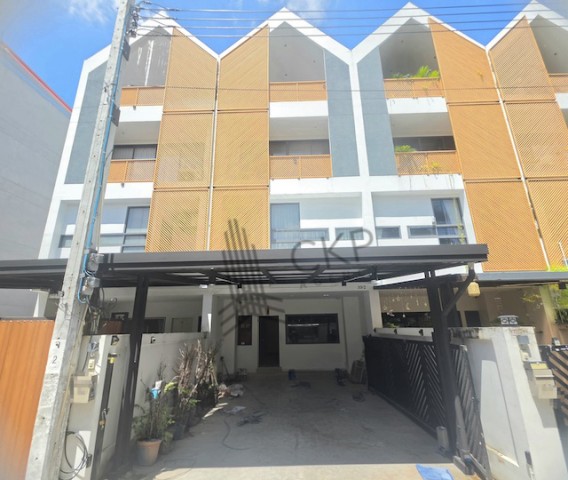 ให้เช่า ทาวน์โฮม 4 ชั้น The Loft by iZen – นาคนิวาส 48 สไตล์ Modern Loft ใจกลางลาดพร้าว ได้พื้นที่ใช้สอยระดับบ้านเดี่ยว เหมาะทั้งอยู่อาศัยและทำ Home Office สำหรับคนที่ต้องการบ้านในเมือง ฟังก์ชันครบ และเดินทางสะดวก สามารถเลี้ยงสัตว์เล็กได้ เป็นบ้านเปล่า รีโนเวทใหม่ยังไม่มีคนเข้าอยู่ ตัวบ้านเนื้อที่ 27.3 ตร.วา พื้นที่ใช้สอยประมาณ 280 ตร.ม. ฟังก์ชันลงตัว 4 ห้องนอน 4 ห้องน้ำ เครื่องปรับอากา�