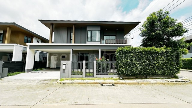 รหัสทรัพย์&nbsp; 7219&nbsp;(มีผู้เช่าแล้ว)บ้านเดี่ยว สราญสิริ รังสิต ปทุมธานี&nbsp;หลังมุม&nbsp;ไม่เคยเข้าอยู่ที่ตั้ง:&nbsp;ถนนรังสิต - ปทุมธานี&nbsp;ตำบลสวนพริกไทย&nbsp;อำเภอเมืองปทุมธานี จังหวัดปทุมธานี 12000รายละเอียดทรัพย์- พัฒนาโครงการโดย&nbsp;บริษัท แสนสิริ จำกัด (มหาชน)- บ้านเดี่ยว&nbsp;2&nbsp;ชั้น&nbsp;พื้นที่ 68.8 ตารางวา พื้นที่ใช้สอย 247 ตารางเมตร-&nbsp;4 ห้องนอน, 4 ห้องน้ำ, 1 ห้องรับแขก, 1 ห้องนั่งเล่น, 1 ห�