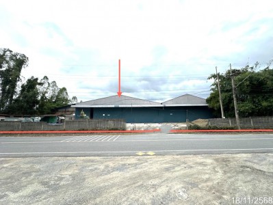 ขาย บ้านเดี่ยว/ทาวน์เฮ้าส์/คอนโด โกดัง นครสวรรค์  ถนน สายบ้านเนินกระพี้ - บ้านหาดสูง (นว.4004) ตำบล หาดสูง อำเภอ โกรกพระ จังหวัด นครสวรรค์  ราคาโปรโมชั่น  10,197,000    บาท    ลดจาก   14,098,000   บาท ราคาโปรโมชั่นตั้งแต่วันที่ 1 กรกฎาคม 2569 – 30 กันยายน 2569  รายละเอียดทรัพย์ -  เนื้อที่ 3-2-99.00 ไร่  พื้นที่ใช้สอย 4,800 ตร.ม. -  บ้านหันไปทางทิศ ตะวันตก  พิกัดทรัพย์ : https://maps.app.goo.gl/JtT6Xz3BtpEYdn3y8  สถานที่ใกล้เคียง   -รพ.สต.บ้า