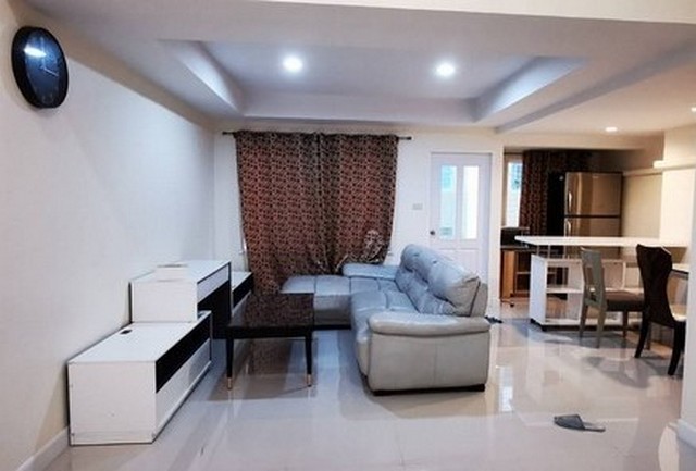 RT02272 ให้เช่าทาวน์โฮม 4.5  ชั้นซอย วิภาวดีรังสิต 20  บุษราคัมเพลส    5 ห้องนอน 6 ห้องน้ำ  แอร์ 7 เหมาะทำออฟฟิศได้  โครงการ บุษราคัมเพลส ที่อยู่:  ซอย วิภาวดีรังสิต 20 แขวง จอมพล เขตจตุจักร กรุงเทพมหานคร 10900ทาวน์โฮม 4 .5 ชั้น เนื้อที่ 25 ตารางวา พื้นที่ใช้สอย 266 ตร.ม.  4 ห้องนอน 5 ห้องน้ำ  แอร์ 7  จอดรถ 2 คัน เข้าใด้หลายทาง ซอยลาดพร้าว 18 ซอยลาดพร้าว 26 หรือเข้าจากถนนวิภาวดีซอย 20 ใกล้การบินไทย ต�
