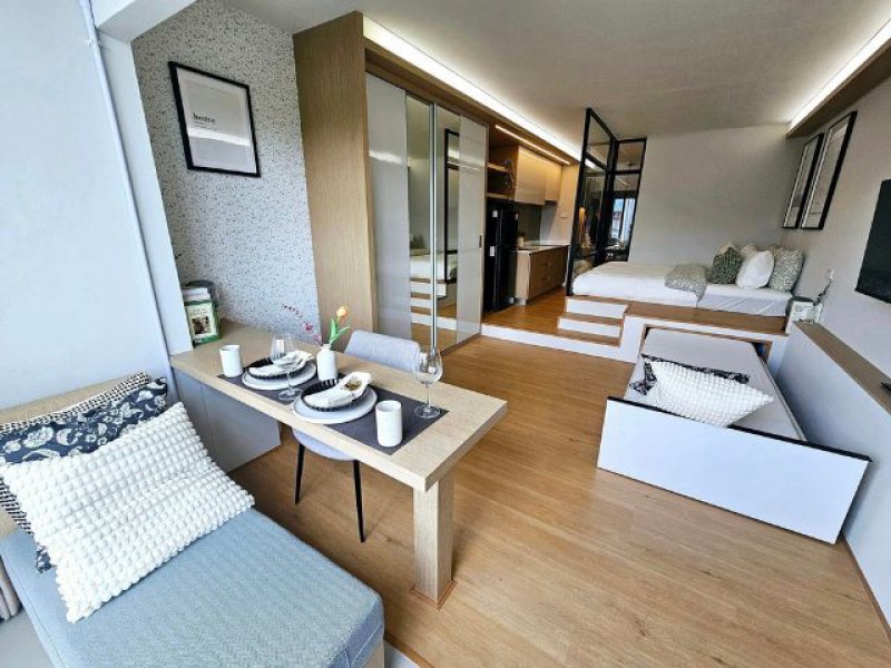 ขาย 1.99 ล้านบาท*ให้เช่า 12,000/เดือน* ฮิลไซด์ด์ 9 (Hillside 9 Condo)ใกล้ Central Festival | ม.พายัพ | กงสุลอเมริกาห้องสวยตรงปก รีโนเวทใหม่ พร้อมเฟอร์ครบ ลากกระเป๋าเข้าอยู่ได้เลย.รายละเอียดห้อง• 1 ห้องนอน• 1 ห้องน้ำ• ชั้น 5 • ขนาด 33 ตร.ม.• กั้นห้องแยกสัดส่วน• พื้นที่ทำอาหาร Built-in• เตียงเสริมพับเก็บใต้เตียงได้• รองรับการพักอาศัยได้ถึง 3 คน• ระเบียงวิว Doi Suthep• ชมวิวพระอาทิตย์ตกจากห้องได้.ฟรี! เฟอร์นิเ