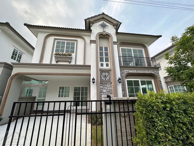 ให้เช่าบ้านเดี่ยว 2 ชั้น 37 ตรว. 4 ห้องนอน หมู่บ้านแกรนดิโอ บางนา กม 5 ใกล้เมกะบางนา *** ราคาเช่า 55,000 บาท/เดือน *** ราคาขาย 7.9 ล้านบาท ค่าโอนคนละครึ่ง ติดต่อ::  ชยา โทร/ID Line:: 0942823961   Link Line:: https://line.me/ti/p/3xFA1An8Kcรหัส# T26-567บ้านเดี่ยว 2 ชั้น หมู่บ้านแกรนดิโอ บางนา กม 5 ๐ เนื้อที่ 37 ตร.ว.๐ พื้นที่ใช้สอย 145 ตร.ม.๐ 4 ห้องนอน 3 ห้องน้ำ๐ ห้องรับแขก 1 ห้องใหญ่ ทีวี โซฟา และ โต๊ะกินข้าว๐ เครื่องปรับอากาศ 4 ตัว (ทุกห้อง)
