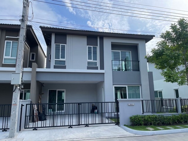 HJ156 ให้เช่าบ้านแฝดหรู 2 ชั้น โครงการ แกรนด์ พลีโน่ เมกาบางนา (Grande Pleno Mega Bangna) บ้านใหม่สภาพดี ตกแต่งครบพร้อมเข้าอยู่ ยินดีรับผู้เช่าชาวต่างชาติ นัดหมายเยี่ยมชมล่วงหน้า 1 ถึง 2 วันราคาเช่า 56,000 บาทต่อเดือนรายละเอียดบ้านเนื้อที่ 36.2 ตารางวา พื้นที่ใช้สอย 145 ตารางเมตร3 ห้องนอน 3 ห้องน้ำ 2 ที่จอดรถสิ่งอำนวยความสะดวกและเครื่องใช้ไฟฟ้าภายในบ้านเครื่องปรับอากาศ 4 เครื่อง ครบทุก