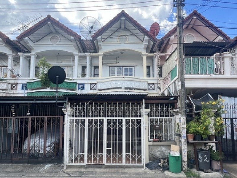 ขายทาวน์เฮ้าส์ ลาดปลาเค้า 72 แยก 8 ซอย 4 บางเขน เนื้อที่ 18 ตร.ว. 2 ชั้น 2 ห้องนอน 2 ห้องน้ำ พื้นที่ใช้สอย 96 ตร.ม. ปรับปรุงใหม่ ต่อเติมครัว ใกล้ MRT ลาดปลาเค้า สายสีชมพู เข้าออกได้ทางรามอินทรา ราคา 2.49 ล้านบาทบ้านราคาไม่ถึง 3 ล้าน ในทำเลลาดปลาเค้า–รามอินทราแบบนี้หาไม่ง่าย!ได้บ้าน 2 ชั้น ปรับปรุงใหม่ ต่อเติมครัว พร้อมเข้าอยู่ และเดินทางเชื่อมถนนหลักได้หลายสายที่ตั้ง: ซอยลา�