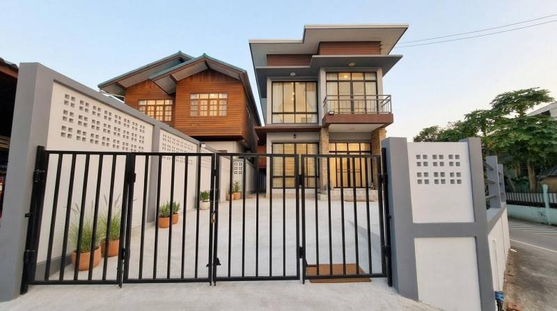 # ขายด่วน! บ้านเดี่ยวคอนกรีต 2 ชั้น พร้อมที่ดิน ทำเลทองใจกลางเมืองพิมายสภาพใหม่เอี่ยม หิ้วกระเป๋าใบเดียวพร้อมเข้าอยู่ได้ทันที!  เจ้าของอยู่ต่างประเทศ กลับมาดูแลปีละครั้ง ดูแลรักษาอย่างดีครับ  พิกัด: เขตเทศบาลตำบลพิมาย อ.พิมาย จ.นครราชสีมา แผนที่นำทาง: https://maps.app.goo.gl/M8SqKmx1XwqVzSMB8# รายละเอียดตัวบ้านและทรัพย์สิน- เนื้อที่ดิน: 52.8 ตารางวา- โครงสร้าง: บ้านคอนกรีต 2 ชั้น แข็งแรง �