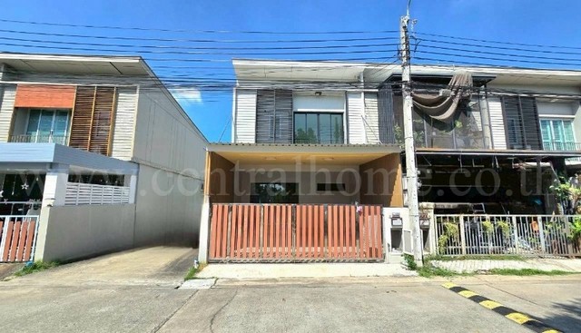 รหัสทรัพย์ : 6998ทาวน์โฮม พฤกษาไลท์ ล็อกซ์ ดอนเมือง หลังริม รีโนเวทสวยพร้อมอยู่ที่ตั้ง :&nbsp;ถนนเทิดราชัน แขวงสีกัน เขตดอนเมือง กรุงเทพมหานคร 10210รายละเอียดทรัพย์- ทาวน์โฮม 2 ชั้น หลังริม ขนาดเนื้อที่ 21.7 ตารางวา พื้นที่ใช้สอย&nbsp;130 ตารางเมตร-&nbsp;หน้าบ้านกว้าง 5.7 เมตร- 3&nbsp;ห้องนอน, 2&nbsp;ห้องน้ำ, 1 ห้องครัว,&nbsp;2&nbsp;ที่จอดรถ- พร้อมเฟอร์นิเจอร์ เคาน์เตอร์ครัวบิวท์อินสวยงาม พร้อมอยู่&nbsp;-