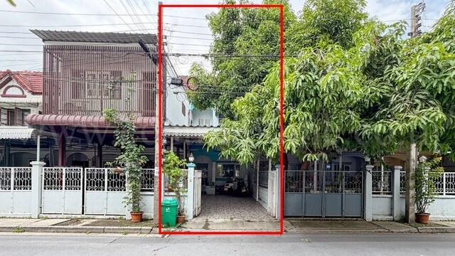 รหัสทรัพย์ : N1500ทาวน์เฮ้าส์ หมู่บ้านบุญอนันต์ สรงประภา 9 - ดอนเมือง รีโนเวทใหม่ พร้อมอยู่ที่ตั้ง :&nbsp;หมู่บ้านบุญอนันต์ ซอยสรงประภา 9 ถนนสรงประภา แขวงดอนเมือง เขตดอนเมือง กรุงเทพมหานคร 10210รายละเอียดทรัพย์- ทาวน์เฮ้าส์ 2 ชั้น พื้นที่ 25.6 ตารางวา พื้นที่ใช้สอย 120 ตารางเมตร- 2 ห้องนอน, 2 ห้องน้ำ, 1 ห้องครัว, 1 ที่จอดรถ, 1 ห้องอเนกประสงค์, 2 ห้องนั่งเล่น- ชั้น 1 และชั้น 2 พื้นกระเบื้อง