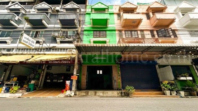 รหัสทรัพย์ : N1686อาคารพาณิชย์ 3.5 ชั้น ซ.กาญจนา 5 หมู่บ้านสุขสันต์ ถูกสุดในย่านบางแคที่ตั้ง :&nbsp;ถนนกาญจนาภิเษก แขวงหลักสอง เขตบางแค กรุงเทพมหานคร&nbsp;10230รายละเอียดทรัพย์- อาคารพาณิชย์ 3.5 ชั้น ชั้นหนึ่งด้านหลังต่อเติม เต็มพื้นที่- ขนาดพื้นที่ 15 ตารางวา พื้นที่ใช้สอย 210 ตารางเมตร (ค่าประมาณการ)- 1 ห้องนอน, 1 ห้องน้ำ, 4 ห้องโถง&nbsp;- ธุรกิจหน้าร้าน (บางประเภท) , โกดังสต็อกสินค้า, ปล่อ�