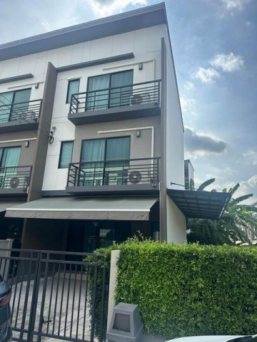 ให้เช่าทาวน์โฮม 3 ชั้นหลังมุม 3 ห้องนอน โครงการบ้านกลางเมือง ศรีนครินทร์ - อ่อนนุช ใกล้ รถไฟฟ้าสายสีเหลือง สถานีศรีนุชติดต่อ:: ชยา โทร/ID Line:: 0942823961Link Line:: https://line.me/ti/p/3xFA1An8Kcรหัส# T26-1311ทาวน์โฮม 3 ชั้นหลังมุม โครงการบ้านกลางเมือง ศรีนครินทร์ - อ่อนนุช๐ เนื้อที่ 38.50 ตร.วา๐ พื้นที่ใช้สอย 141 ตร.ม.๐ 3 ห้องนอน 3 ห้องน่ำ๐ ห้องรับแขก 1 ห้องใหญ่๐ เฟอร์นิเจอร์ในตัวบ้าน และนอกตัวบ้าน๐ ห้องครัว + ไมโค